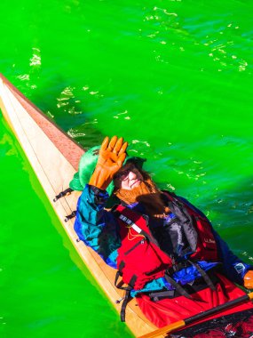 Chicago, IL-16 Mart, 2019: Insanlar şenlikli St. Patrick 's gün giysiler içinde yeşil nehir aşağı kayaklar kürek giymiş yıllık boyama ve kutlama şehir merkezinde sonra yakın bir göz almak için.