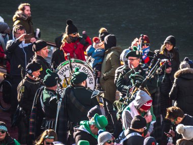 Chicago, IL-16 Mart, 2019: Bagpipe bantları nehir yeşil boyama kentin yıllık St Patrick günü kutlama sırasında nehirde birçok tur tekneleri gemide yolcu eğlendirmek.