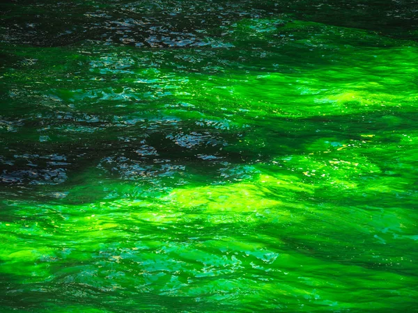 在圣帕特里克节假期 在市中心举行的一年一度的庆祝活动和庆祝活动中 随着明亮的绿色染料的云朵在水中蔓延和混合 芝加哥河的照片被关闭 — 图库照片