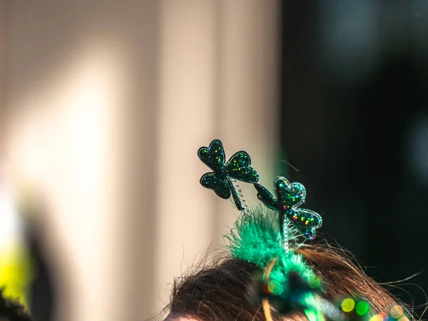 Chicago Marzo 2019 Multitudes Personas Vestidas Verde Reúnen Río Chicago — Foto de Stock