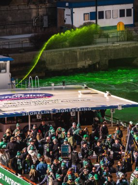 Chicago, Il-Mart 16th, 2019: insanlar bir mürettebat olarak aboard bir İrlandalı gayda Band ile Shoreline gezi teknesi binmek gruplar nehirde boya boyar ve arka canlı yeşil su spreyler