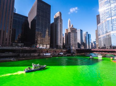 Chicago, IL-16 Mart, 2019: kalabalığın nehir kıyısında ve köprüler üzerinde Chicago Nehri 'nin yıllık boyama sonra tekne bir geçit töreni izlemek ve canlı su hayran St Patrick 's Day toplamak.