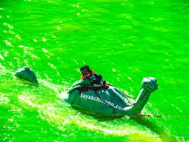 Chicago, IL-16 Mart, 2019: kayak Chicago bir Leprikon tarafından binen bir yeşil Loch Ness canavarı ile St Patrick günü Chicago Nehri boyama kendi yıllık görünümünü yapar.