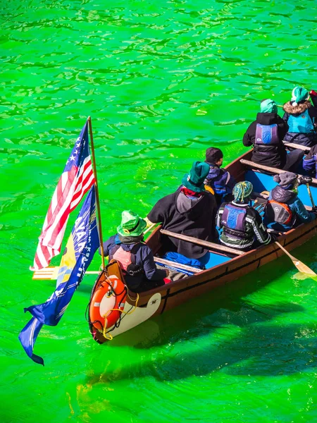 シカゴ 月16日 2019 カヤックシカゴは 彼らが活気に満ちた緑の水の上に大きなカヌーを漕ぐように 土曜日にダウンタウンのセントパトリックス デー川染色イベントで毎年恒例になります — ストック写真