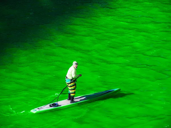 Chicago Mars 2019 Homme Vêtu Vert Descend Rivière Chicago Sur — Photo