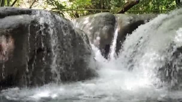 Primer plano de la cascada apodada la lavadora como rápidos de agua blanca vierten sobre las rocas redondeadas de piedra caliza en el río Mayfield Falls en la isla tropical de Jamaica . — Vídeo de stock