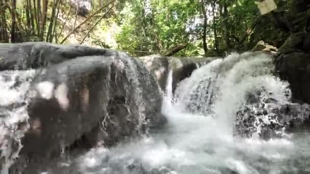 Panning shot de cascada de cascada apodada la lavadora en el río Mayfield Falls con árboles más allá en la isla tropical de Jamaica un destino turístico popular en el Caribe . — Vídeo de stock