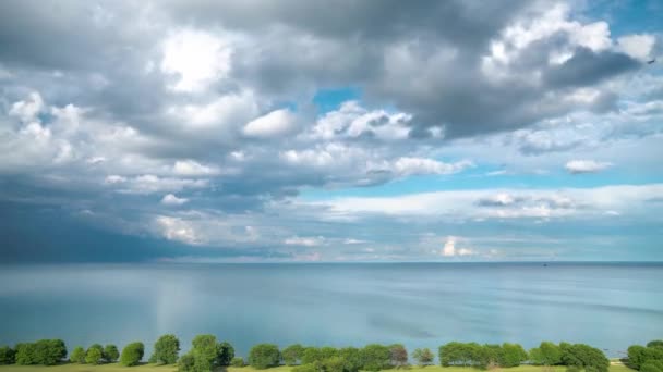 Ariel Timelapse Nubes Blancas Esponjosas Cielo Azul Rodando Sobre Agua — Vídeo de stock