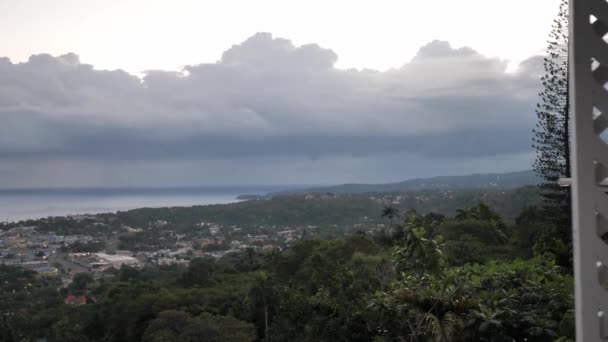 Schwenk Blick auf die Stadt ocho rios von hoch oben auf dem Hügel mit dem karibischen Meer, der Bucht und Gebäuden unten auf der tropischen Insel Jamaica ein beliebtes Reiseziel für Touristen gesehen. — Stockvideo