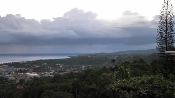 Slow Motion pannen View van Ocho Rios van hoog op de heuvel met de Caribische zee, de baai en gebouwen die hieronder op het tropische eiland Jamaica worden gezien, een populaire reisbestemming voor toeristen. — Stockvideo