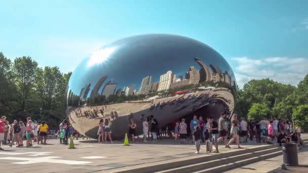 Chicago, IL-13 lipca 2019: turyści i mieszkańcy zbierają się wokół słynnej rzeźby Cloud Gate lub "Bean", aby robić zdjęcia z siebie i refleksje panoramę miasta w Millenium Park w sobotę — Wideo stockowe