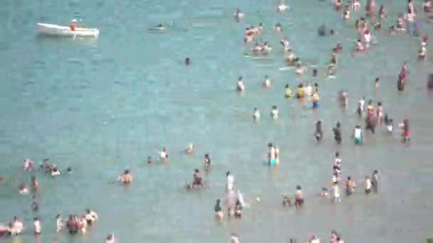 Чикаго, Іл-4 липня 2019: різні пакети натовпу озера Мічиган на прийомний пляж, щоб плавати і охолонути на свій вихідний день, як рятувальні Годинники в рядку човни на красивому спекотний Сонячний літній день. — стокове відео