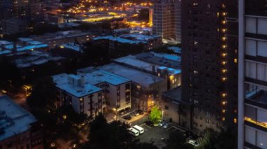Chicago, Il - 17 Temmuz 2019: Ufukta güneş batarken gökyüzü ve bulutlar renklerle aydınlanır ve şehrin Edgewater semtinde sıcak ve nemli bir günün ardından şehir ışıkları yanar..