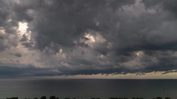 Luchtfoto van dramatische donkere storm wolken als ze rollen en tuimelen langs elkaar als ze vormen en ontbinden over het meer in Chicago als regenachtig weer en bliksem komt in het gebied. — Stockvideo