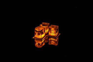 Chicago, Il - 20 Temmuz 2019: Lincoln Park'taki Water Lantern Festivali'nde Cumartesi akşamı müzik, yemek ve aile dostu etkinliklerle parlayan turuncu fenerler Güney Lagünü boyunca süzülüyor.