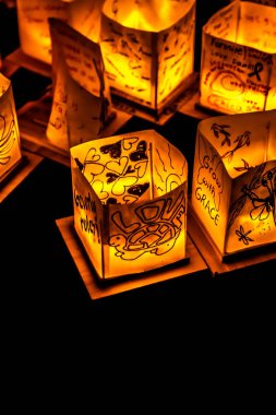 Chicago, Il - 20 Temmuz 2019: Lincoln Park'taki Water Lantern Festivali'nde Cumartesi akşamı müzik, yemek ve aile dostu etkinliklerle parlayan turuncu fenerler Güney Lagünü boyunca süzülüyor.