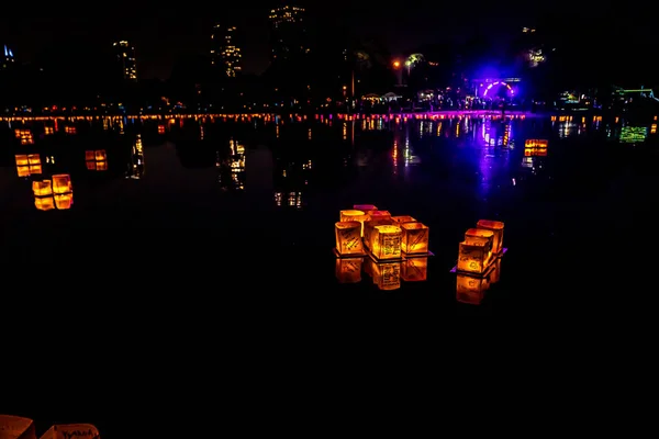 Chicago, Il-20 juli 2019: gloeiende oranje lantaarns zweven over de zuidelijke lagune op het water Lantaarn Festival in Lincoln Park zaterdagavond met muziek, eten en gezinsvriendelijke activiteiten. — Stockfoto