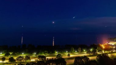 Yolcular, aşağıdaki Lake Shore Drive boyunca ilerlerken yolcularını düşürmek için havaalanına doğru ilerlerken, geceleri Michigan Gölü'nün sakin sularının üzerinden güneye uçuyorlar..