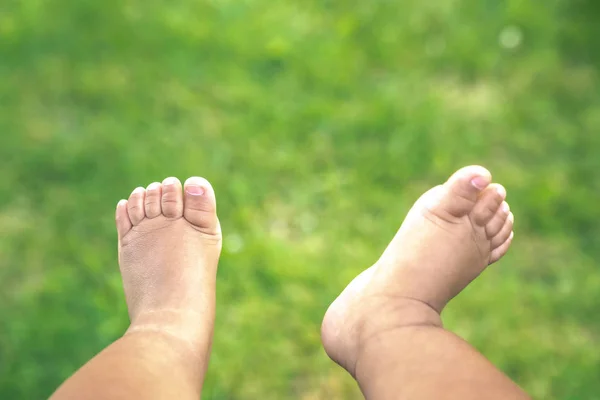 Eine Nahaufnahme Von Niedlichen Oder Entzückenden Nackten Beinen Füßen Und lizenzfreie Stockbilder