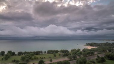 Fırtına bulutlarının, sahil boyunca farklı yönlere doğru hareket eden ve Lake Shore Drive'da trafik ilerlerken Michigan Gölü'nün ufkuna ve suyuna dağılan fırtına bulutlarının havadan zaman atlamalı.