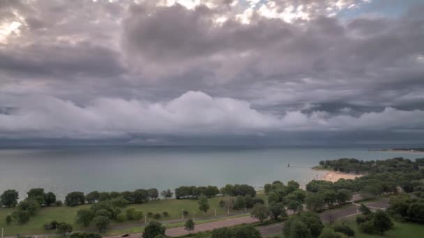 Lapso Tiempo Aéreo Capas Nubes Tormenta Moviéndose Diferentes Direcciones Sobre — Vídeo de stock