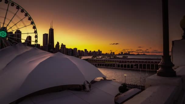 Chicago, Il-augusztus 23, 2019: a nagy Navy Pier centenáriumi kerék ad lovasok látványos kilátás nyílik a Skyline a naplemente, mint az ég kigyullad árnyalatai a narancs, sárga és kék. — Stock videók