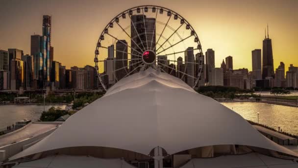 Chicago, Il-augusztus 23, 2019: a nagy Navy Pier centenáriumi kerék ad lovasok látványos kilátás nyílik a Skyline a naplemente, mint az ég kigyullad árnyalatai a narancs, sárga és kék. — Stock videók