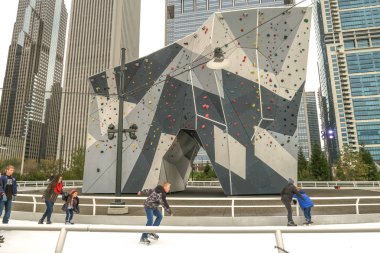 Chicago, Il - 25 Ocak 2016: İnsanlar soğuk bir kış gününde şehir merkezindeki Millennium Park'ın bitişiğindeki Maggie Daley Park'ta kurdeleyi kayar..