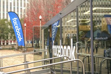 Chicago, Il - 25 Ocak 2016: İnsanlar, Millennium Park'ta Facebook'un Sanal Gerçeklik ekran açılır penceresini kontrol etmek için soğuk bir kış gününde sıraya giriyor.
