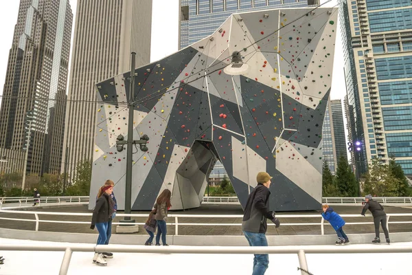 Chicago Janeiro 2016 Pessoas Patinam Fita Maggie Daley Park Adjacente — Fotografia de Stock