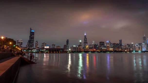 Chicago Augustus 2019 Mensen Verzamelen Zitten Langs Gelaagde Kustlijn Van — Stockvideo