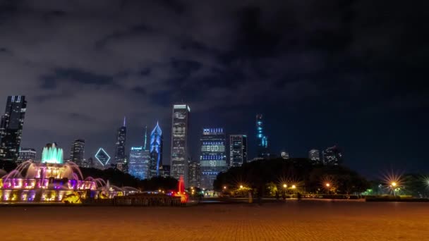 伊利诺伊州芝加哥 2019年8月11日 当游客和游客经过格兰特公园的摩天大楼之间 白金汉喷泉在夕阳前向空中喷出高水 — 图库视频影像