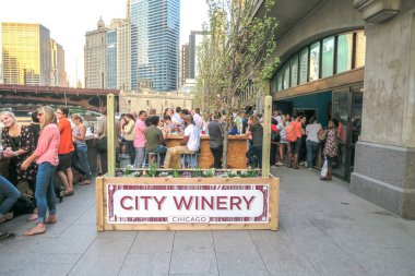 Chicago, Il - 6 Mayıs 2016: Kalabalık insan, güzel havanın tadını çıkarmak ve şarap ve diğer içecekleri içmek için nehir yürüyüşündeki City Winery'de toplanıyor.
