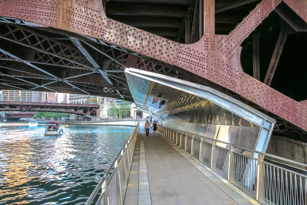 Chicago May 6Th 2016 People Walk River Walk Path Bridge — Stock Photo, Image