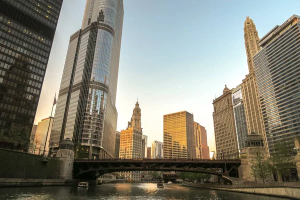 シカゴ 2016年5月6日 トランプ国際タワーの高層ビルは 雲のない空のダウンタウンの近隣の建物の上に高く上昇します — ストック写真