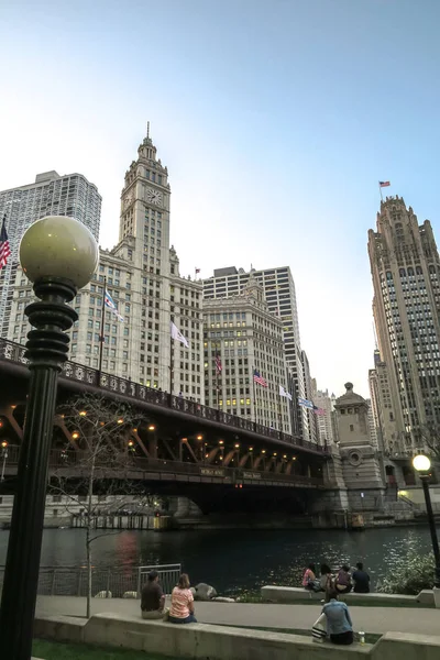 Чикаго Иллинойс Мая 2016 Историческое Здание Wrigley Building Возвышается Над — стоковое фото