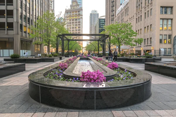 Chicago Mayo 2016 Gente Reúne Plaza Pioneer Court Para Disfrutar — Foto de Stock