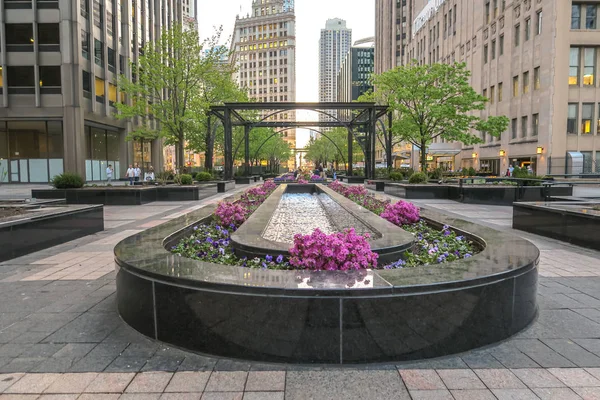 Chicago Maio 2016 Pessoas Reúnem Praça Pioneer Court Para Desfrutar — Fotografia de Stock