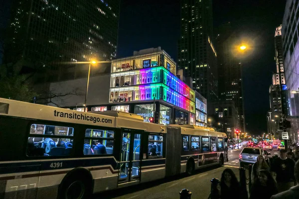 Chicago Mayo 2016 Autobús Cta Pasa Por Debajo Tienda Color — Foto de Stock