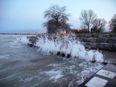 Chicago, Il - 4 Nisan 2017: Chicago Foster Beach yakınlarındaki oluklu çelik betonarme kıyı şeridine dalgalar çarpıyor..