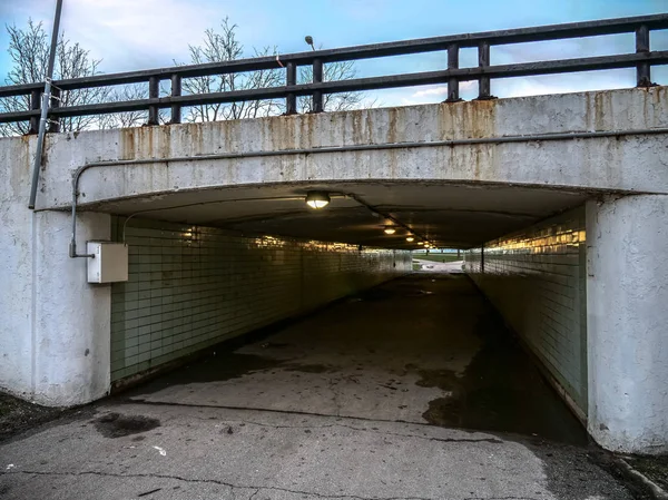 Una Vista Que Mira Través Túnel Pasarela Peatonal Paso Subterráneo — Foto de Stock