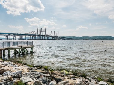 New York'ta yapım aşamasında olan Tappan Zee Köprüsü, kıyı şeridinden kıyı şeridinde kıyı şeridinde görüldüğü gibi kıyı şeridinde kıyı şeridinde kıyı şeridinde görülüyor..