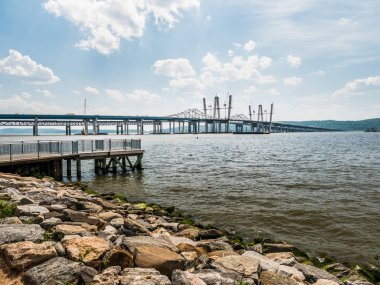 New York'ta yapım aşamasında olan Tappan Zee Köprüsü, kıyı şeridinden kıyı şeridinde kıyı şeridinde görüldüğü gibi kıyı şeridinde kıyı şeridinde kıyı şeridinde görülüyor..