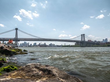 Brooklyn, New York - 19 Mayıs 2017: Williamsburg köprüsü yakınlarındaki Domino Park kıyı şeridinde inşaat devam ediyor..