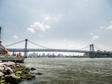 Brooklyn, New York - 19 Mayıs 2017: Williamsburg köprüsü yakınlarındaki Domino Park kıyı şeridinde inşaat devam ediyor..