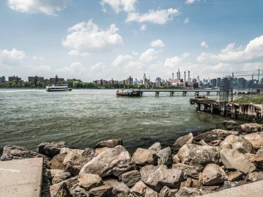 Brooklyn, New York - 19 Mayıs 2017: Grand Ferry Park, ziyaretçilere ve turistlere East River'ın karşısındaki Manhattan ve New York'un muhteşem manzaralarını sunuyor.
