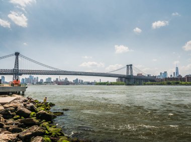 Brooklyn, New York - 19 Mayıs 2017: Williamsburg köprüsü yakınlarındaki Domino Park kıyı şeridinde inşaat devam ediyor..