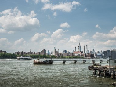 Brooklyn, New York - 19 Mayıs 2017: Grand Ferry Park, ziyaretçilere ve turistlere East River'ın karşısındaki Manhattan ve New York'un muhteşem manzaralarını sunuyor.