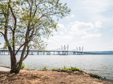 Tarrrytown, New York - 18 Mayıs 2017: Vinçler, römorkörler ve mavnalar Hudson Nehri boyunca uzanan eski cantilever köprü yerine yeni Tappan Zee Asma köprü inşaatı üzerinde çalışıyoruz.