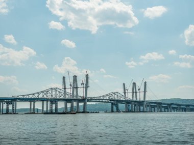 Tarrrytown, New York - 18 Mayıs 2017: Vinçler, römorkörler ve mavnalar Hudson Nehri boyunca uzanan eski cantilever köprü yerine yeni Tappan Zee Asma köprü inşaatı üzerinde çalışıyoruz.
